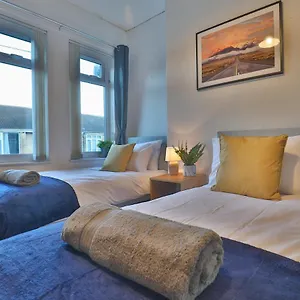  Holiday home Devon St - Cozy Home, Free Easy Parking!