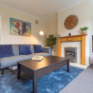 Holiday home Leconfield Close - Comfy House And Free Parking
